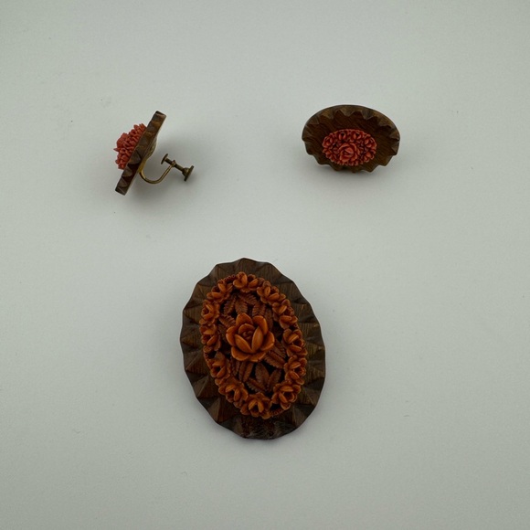Vintage Carved Celluloid and Wood Orange Floral Jewelry Set, Brooch, Screw Backs - Picture 4 of 5